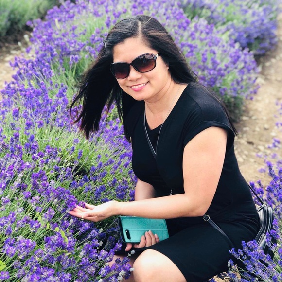 Meet your Posher, Becca - Picture 1 of 2